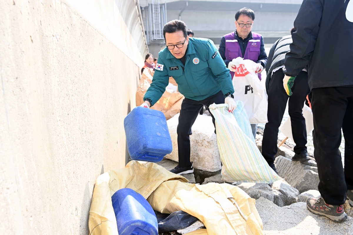 연수구는 송도갯벌 일원에서 ‘습지보호 클린업 캠페인’을 진행했다